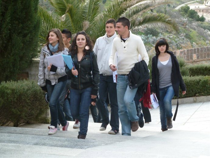 jovenes entrando en cortes