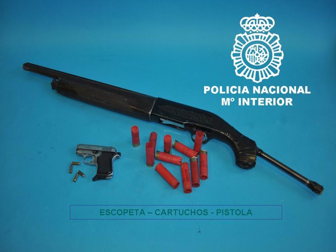 Las armas y cartuchos decomisados al detenido 
