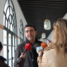Mario Jiménez atiende a los medios en el Parlamento andaluz