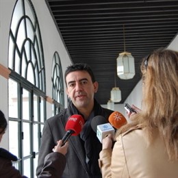 Mario Jiménez atiende a los medios en el Parlamento andaluz