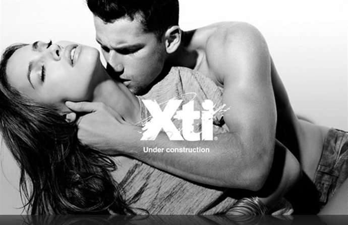 La modelo rusa Irina Shayk posa junto a Arthur Sales para la firma de calzado XT