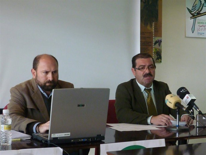 El delegado de Medio Ambiente de la Junta en Jaén, José Castro (d), acompañado p