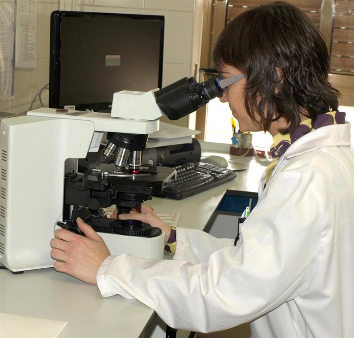 Microbióloga en laboratorio