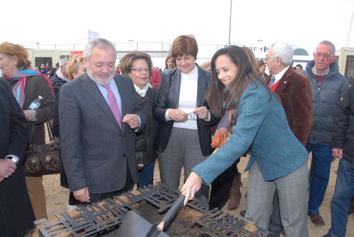 El alcalde de Córdoba, Andrés Ocaña, en el acto de primera piedra de viviendas c