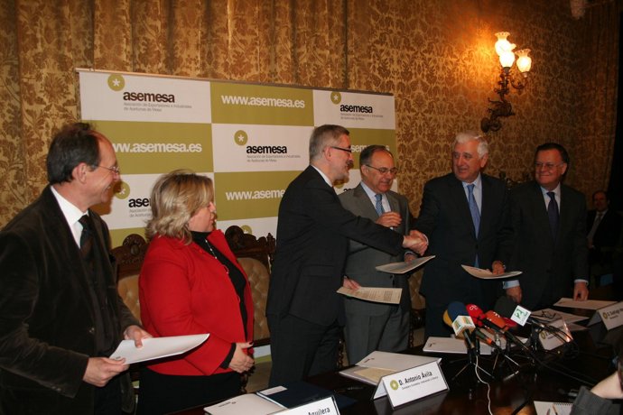 Firma del convenio entre Junta, Asemesa y CEA.