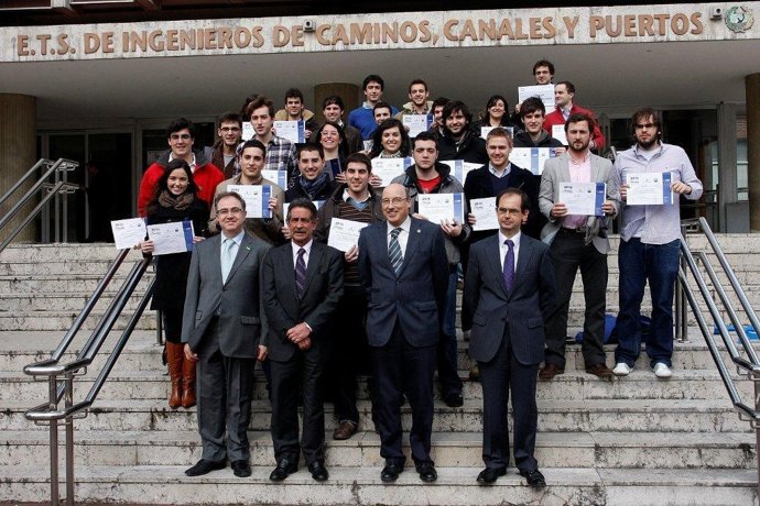 Revilla posa con los premiados. 