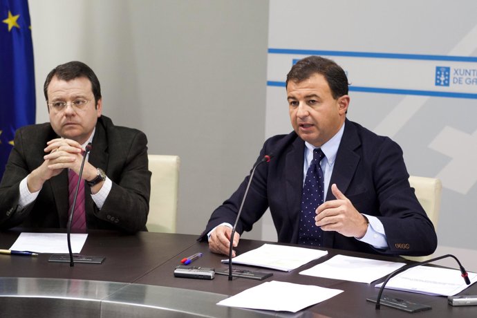 O conselleiro de Economía e Industria, Javier Guerra, acompañado polo director x