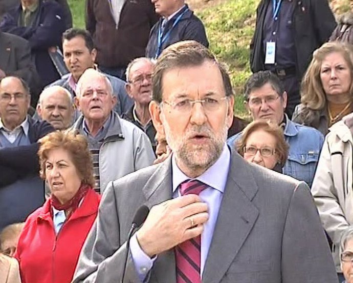 Rajoy reprocha "la improvisación" en energía
