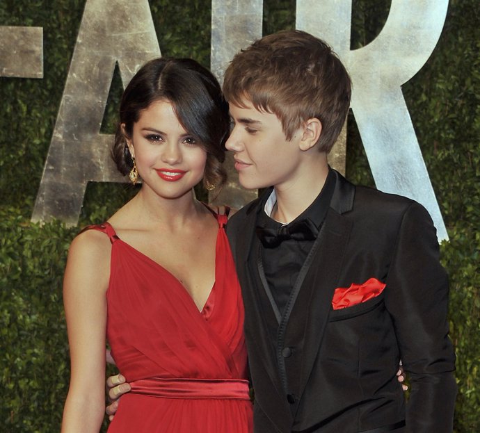Actress Selena Gomez and singer Justin Bieber arrive at the Vanity Fair Oscar pa