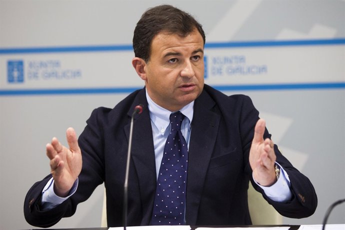 O conselleiro de Economía e Industria, Javier Guerra, acompañado polo director x