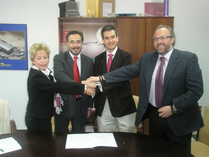 La alcaldesa de Alcalá la Real, Elena Víboras; el delegado del Gobierno andaluz,