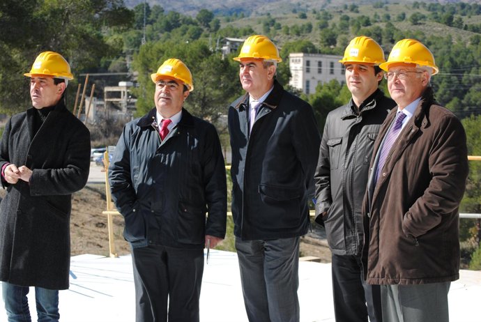 Las autoridades asisten a la inauguración del centro