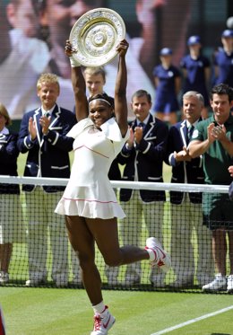 Serena celebra su cuarto triunfo en Wimbledon