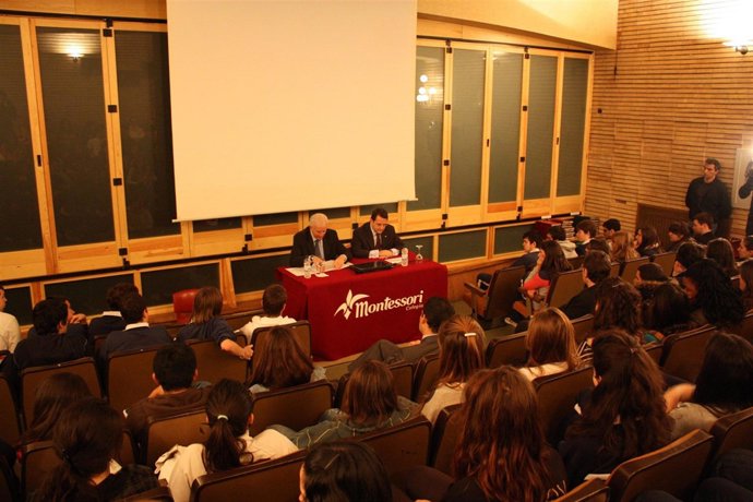Eloy Suárez da una conferencia en el colegio Montessori