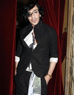 El diseñador John Galliano durante la celebración de Paris Fashion Week en 2010 