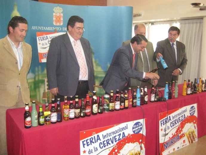 El concejal, en el centro, presenta la Feria de la Cerveza