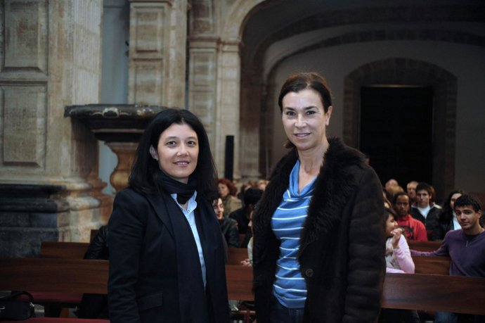 Carmen Posadas junto a Silvia Caballer 