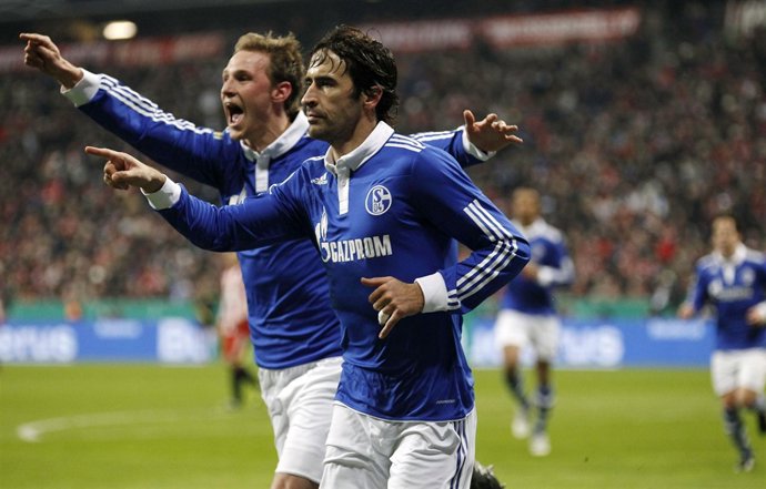 Raúl mete al Schalke en la final de la Copa alemana