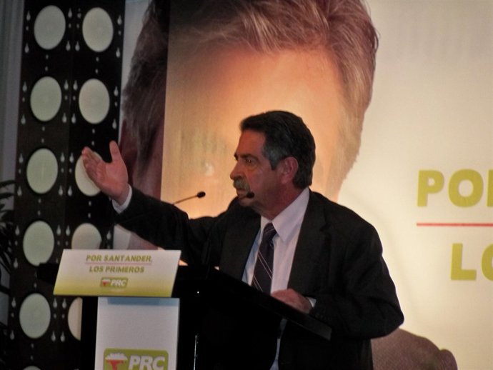 Revilla durante la presentación oficial de Fuentes-Pila como candidato a la Alca