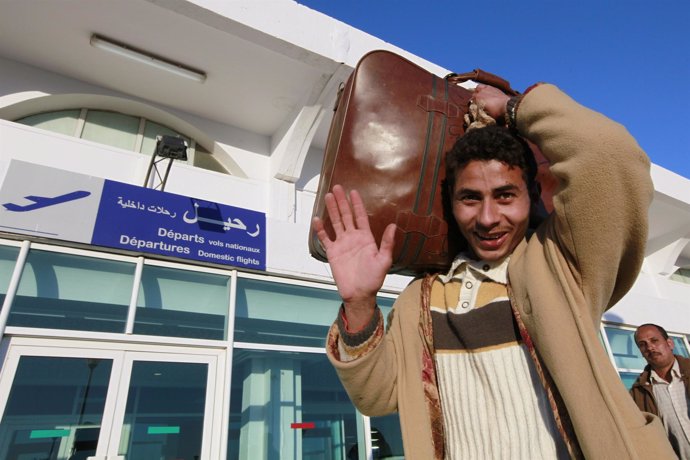 Egipcio que abandona la frontera con Libia