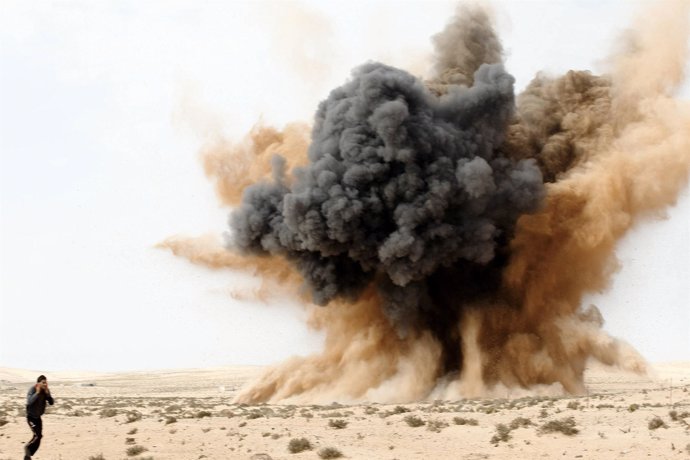 Gadafi bombardea la ciudad de Brega, Libia