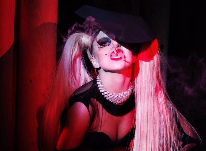Lady Gaga en su debut como modelo sobre las pasarelas de la Semana de la Moda de