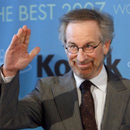 Steven Spielberg, director de cine, saludando
