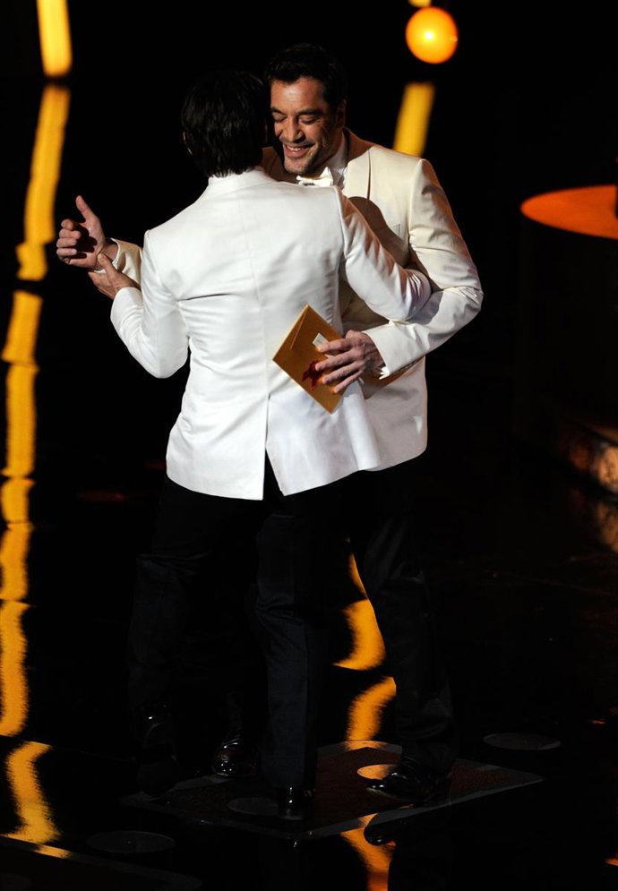 Javier Bardem y Josh Brolin bailando en la gala de los premios Oscar 2011