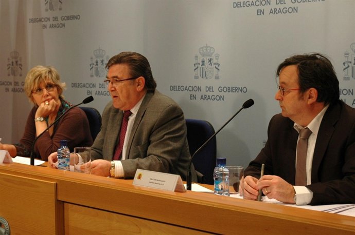 Dolores Marín, Juan José Rubio y Álvaro Bajén, en la rueda de prensa en Zaragoza