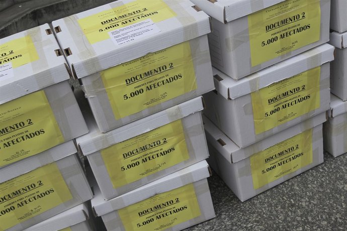 Los afectados por el caos aéreo piden 50 millones a los controladores