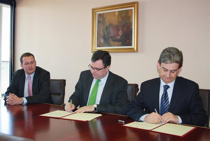 El consejero de Obras Públicas y Ordenación del Territorio, José Ballesta (centr