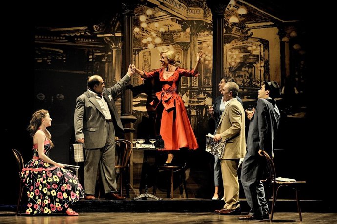 Un momento de la representación de teatro de 'Amar en tiempor revueltos'