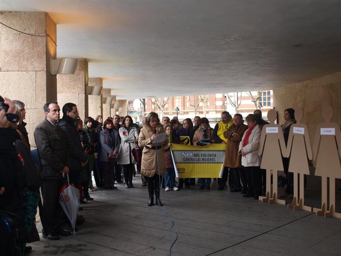 Concha Arribas durante la concentración contra la violencia de género