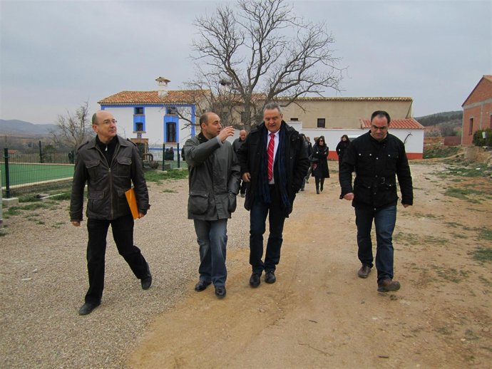 El consejero Boné en su visita a la granja escuela en Munébrega