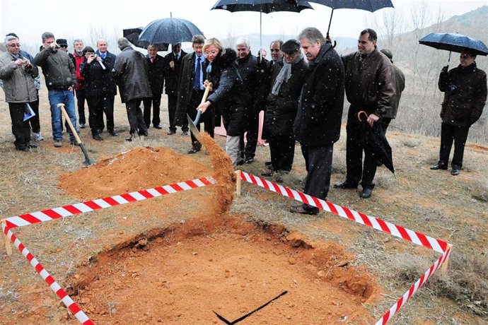 La consejera Eva Almunia colocando la primera piedra del embalse de Las Parras