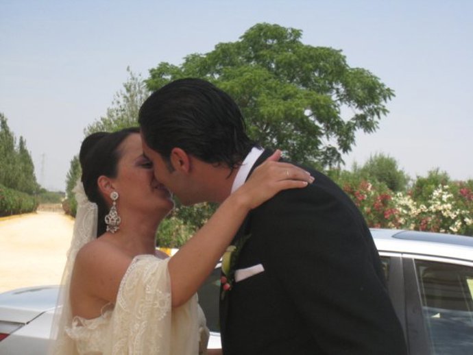 Unos recién casados besándose