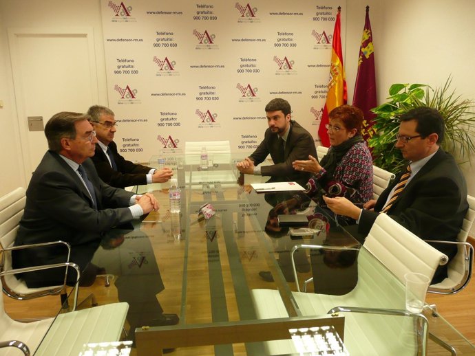 Foto del encuentro entre el Defensor del Pueblo y Begoña García Retegui