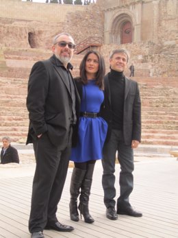 Alex de la Iglesia, con Salma Hayek y José Mota en el Teatro Romano de Cartagena