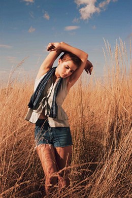 La actriz Emma Watson posa para la colección de primavera-verano 2011 de People 