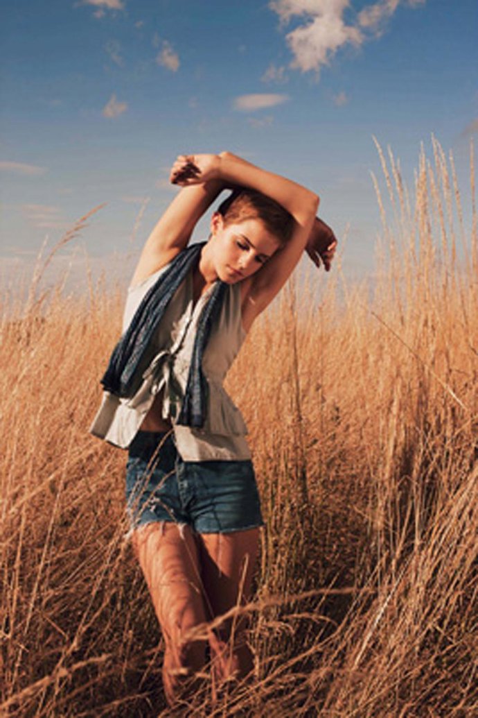 La actriz Emma Watson posa para la colección de primavera-verano 2011 de People 
