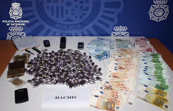Droga, dinero y otros objetos incautados al detenido.