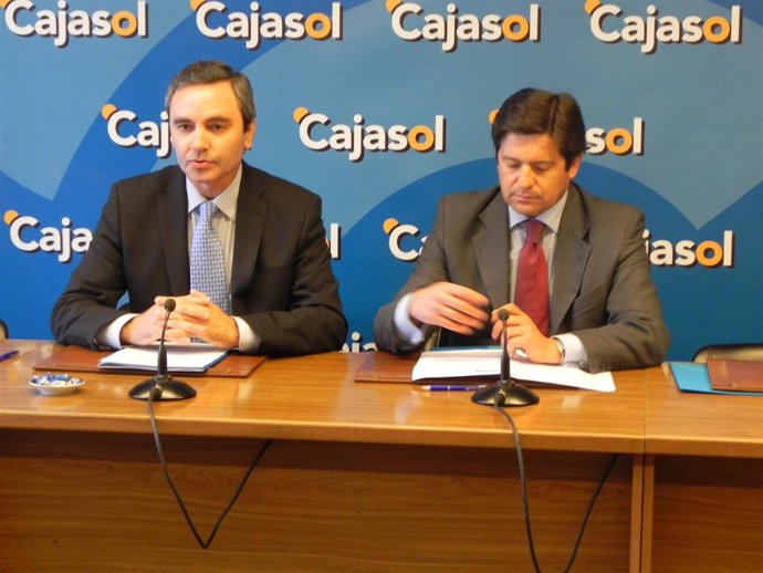 José Ángel Hernández junto al alcalde de Gibraleón, Juan Serrato, en rueda de pr