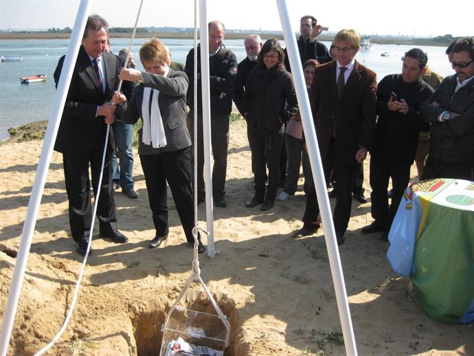 Gonzalo Rodríguez Nevado coloca la primera piedra del centro de Actividades Naút