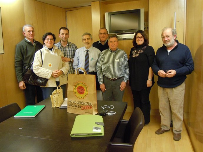 Miembros de la plataforma contra el ATC en Zarra en la reunión con Llamazares.