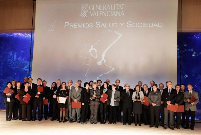 Camps posa con los galardonados de los Premios Salud y Sociedad.