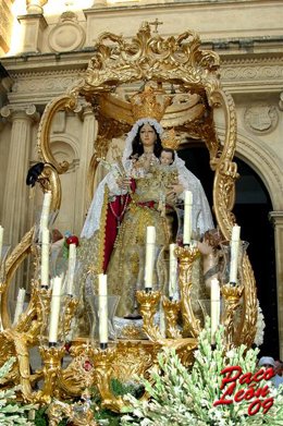 La Virgen del Socorro ante su ermita