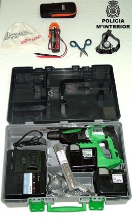 Policía Nacional (El CNP Detiene A Tres Individuos Por Robo Con Fuerza En Una Es