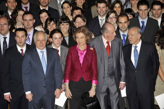 Entrega de las becas por parte de SSMM los Reyes