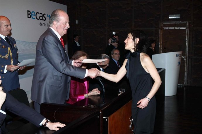 FOTOS NOTA: Una Estudiante Cacereña Recibe Una Beca De "La Caixa"