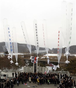 desertores norcoreanos envian panfletos contra Pyongyang por medio de globos a t